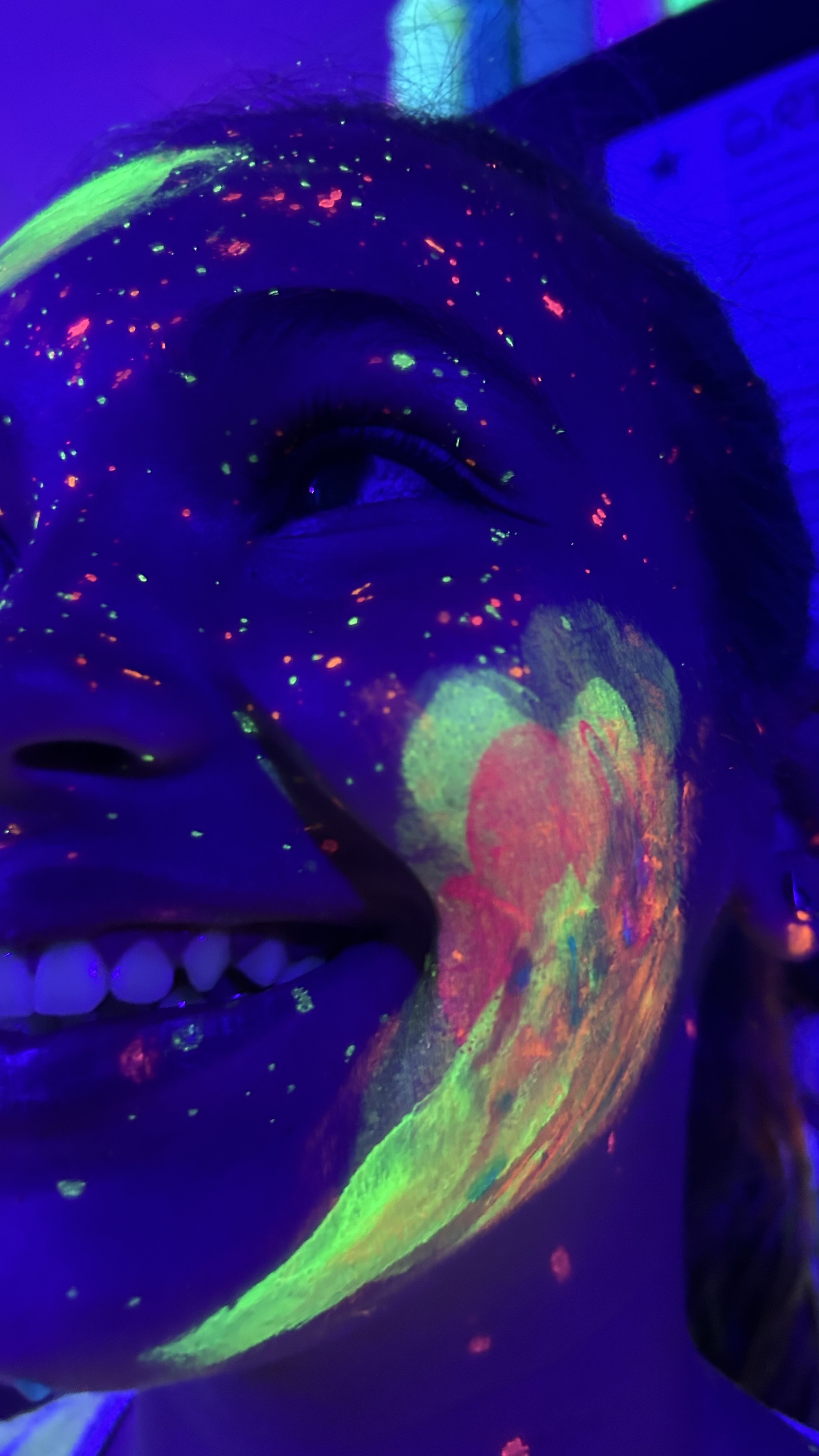 Actividad de cumpleaños con pintura neón