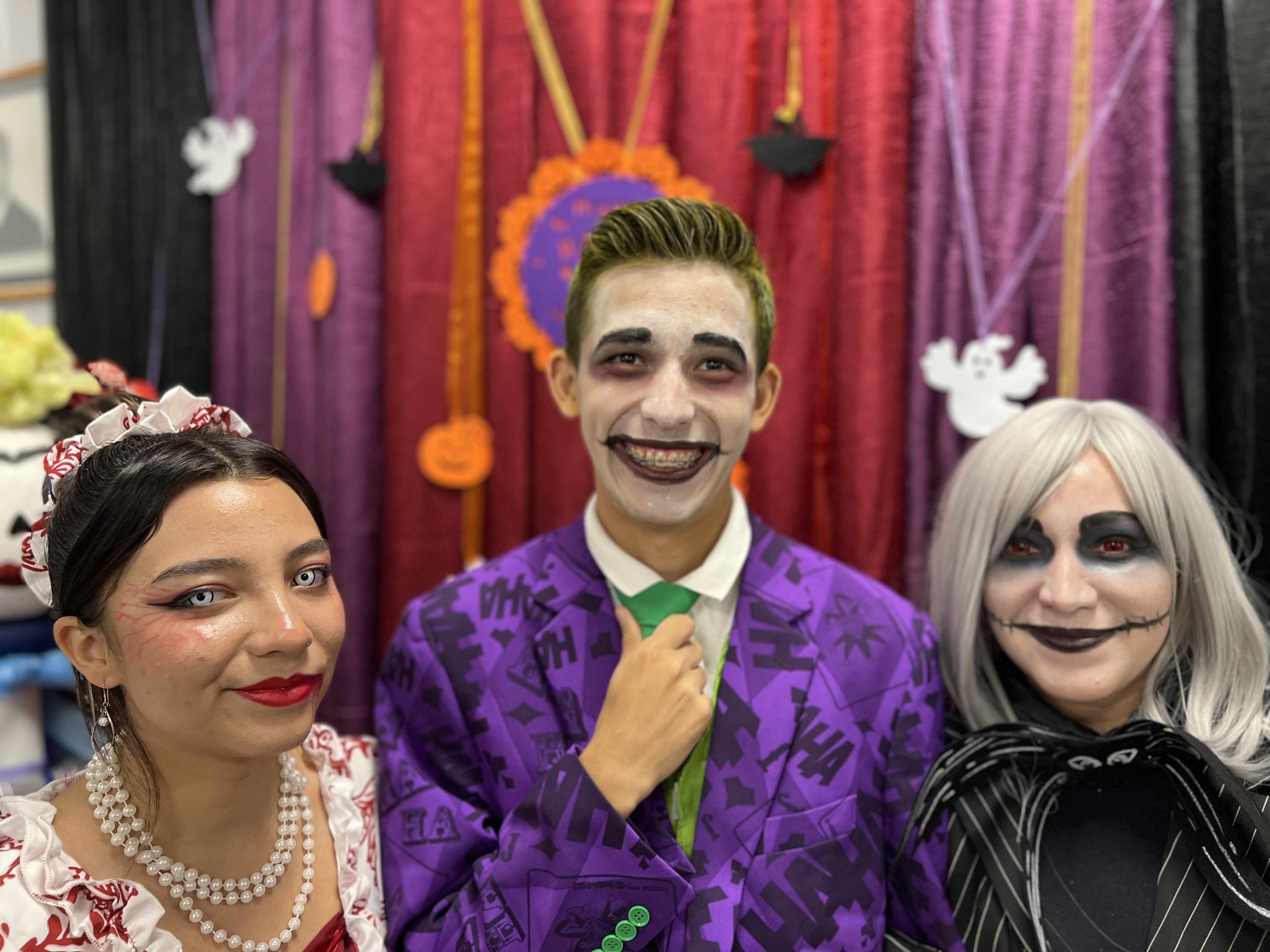 Participantes disfrazados durante Halloween en el Taller de Arte Rivas
