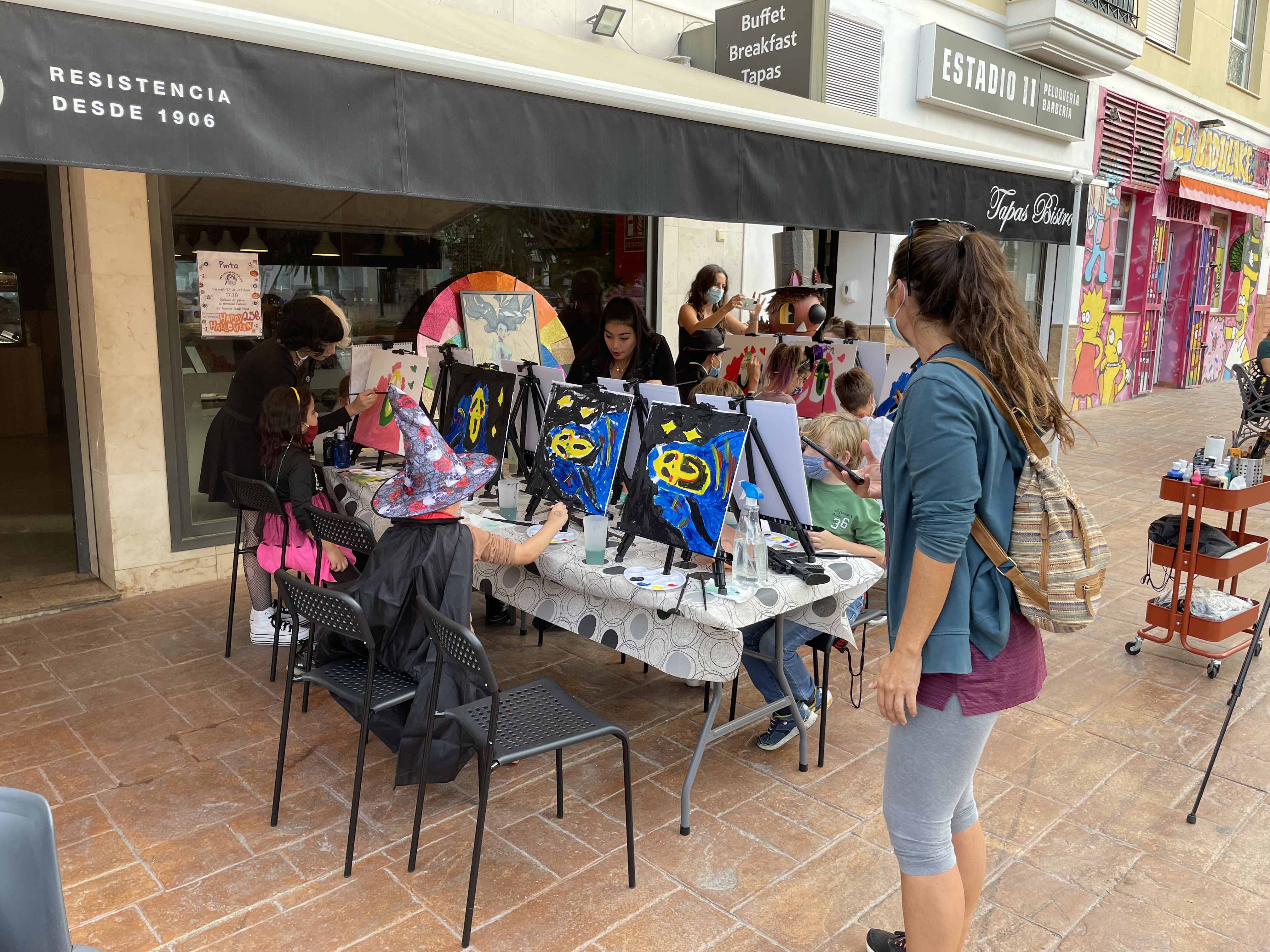 Taller creativo de Halloween al aire libre