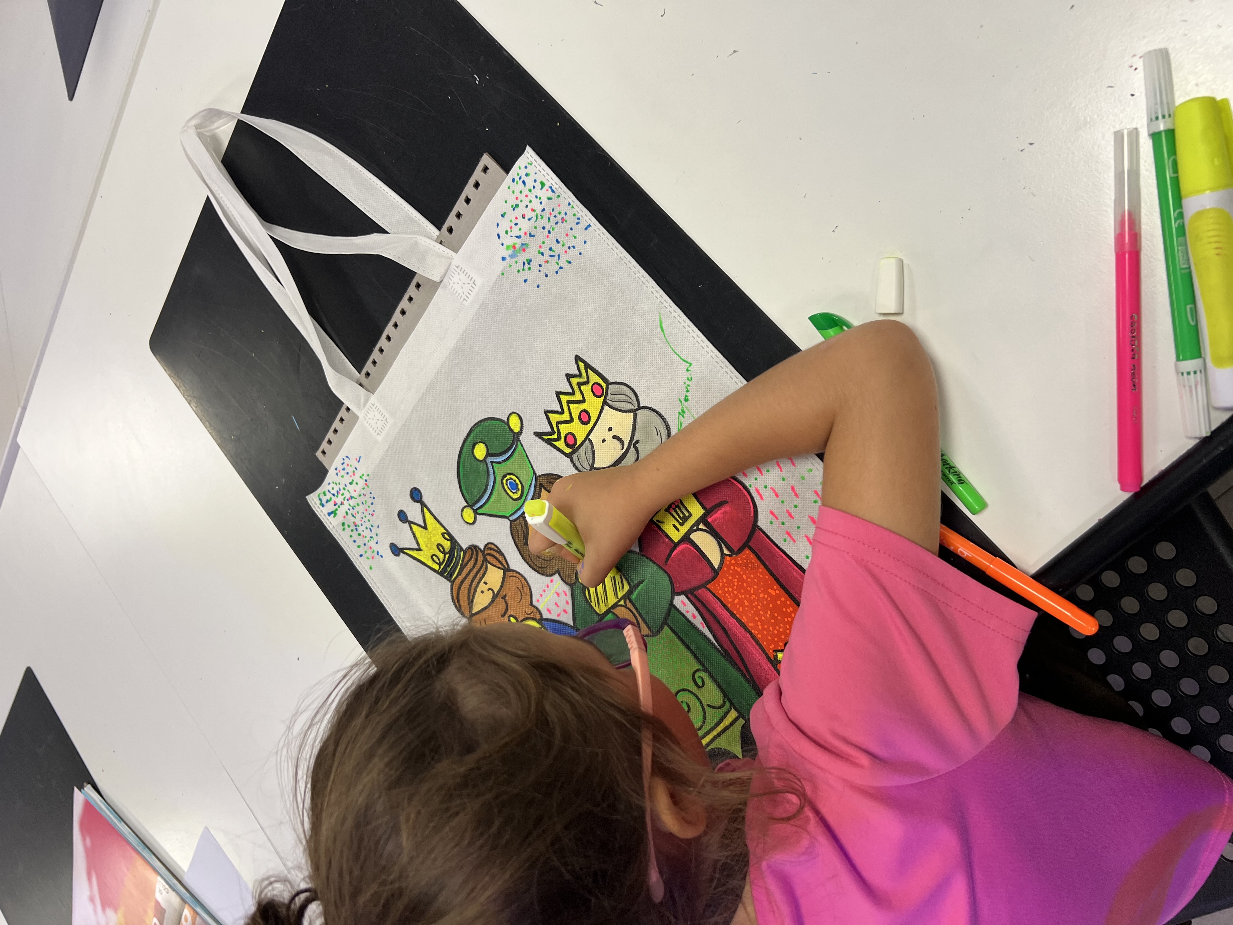 Alumna decorando una bolsa de Reyes