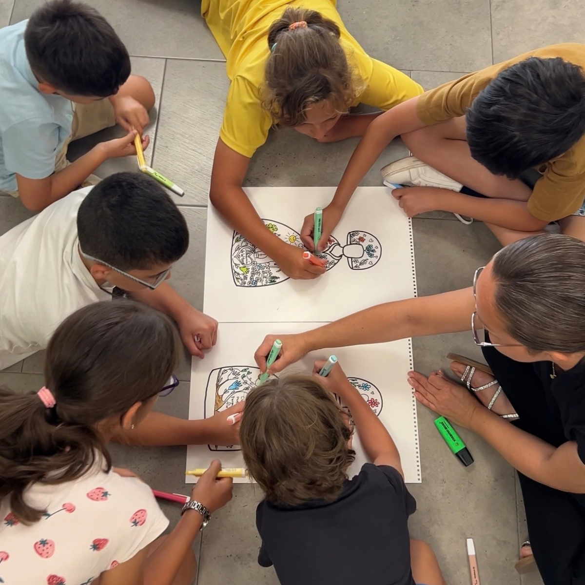Grupo creando durante el campamento de Semana Blanca