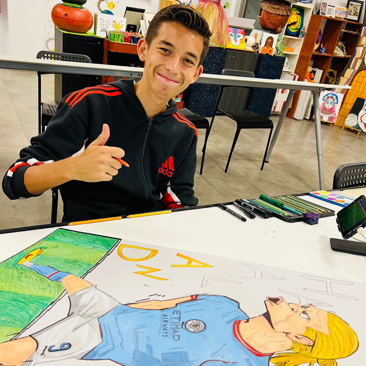 Alumno trabajando en su ilustración durante Semana Santa