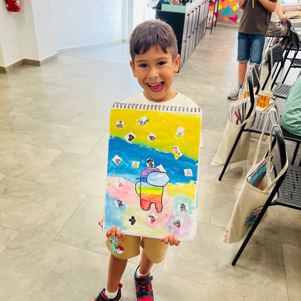 Alumno mostrando su dibujo en el taller