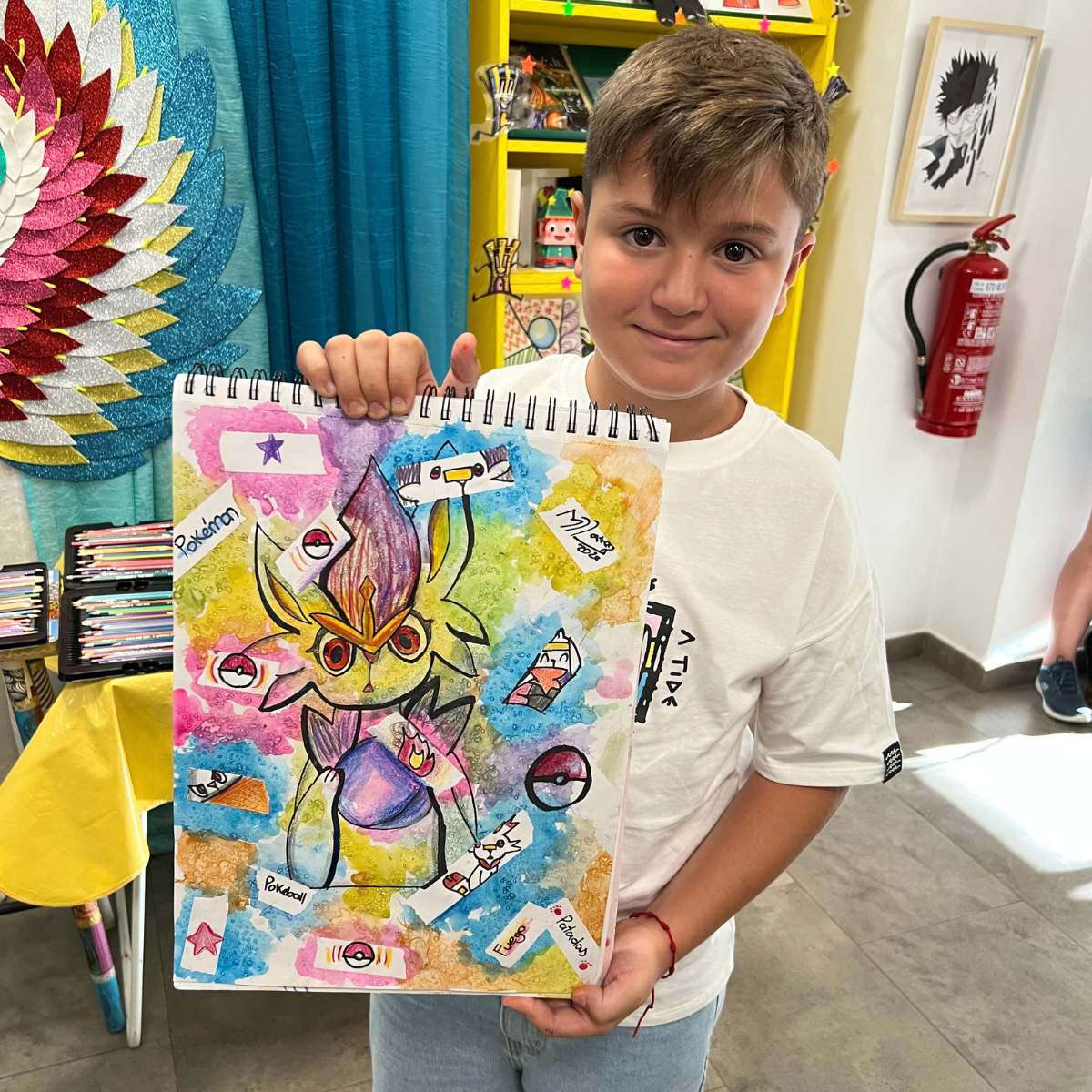 Alumno mostrando su obra durante el campamento de verano